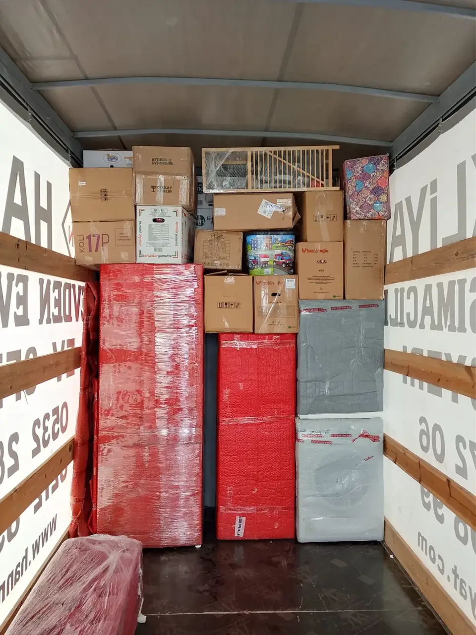 Araca düzenli dizilmiş paketli eşyalar